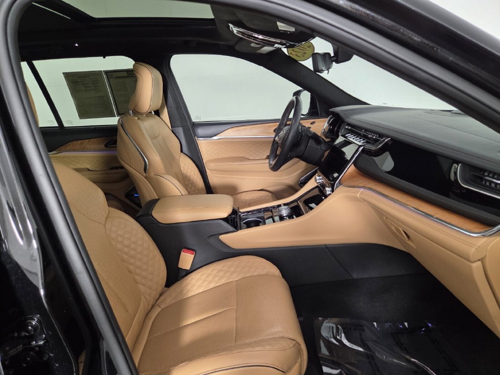 Used 2023 Jeep Grand Cherokee Summit AWD/4WD image 31