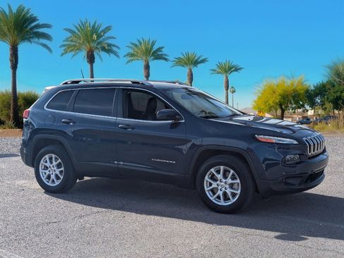 Used 2018 Jeep Cherokee Latitude Plus w/ Comfort/Convenience Group image 6