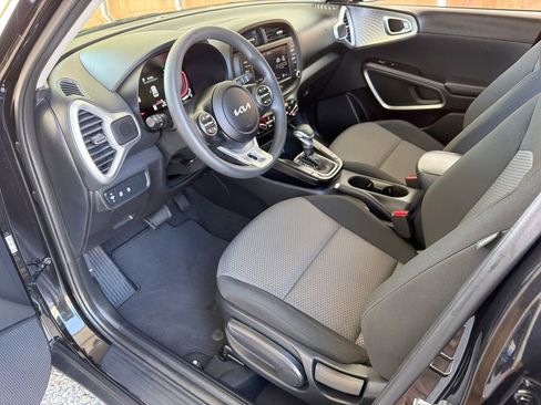 Used 2025 Kia Soul LX FWD image 2