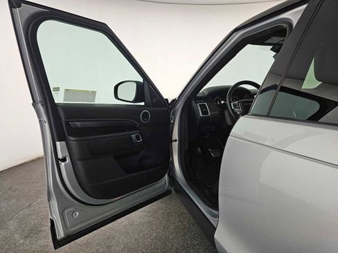 Used 2024 Land Rover Discovery Metropolitan Edition image 21