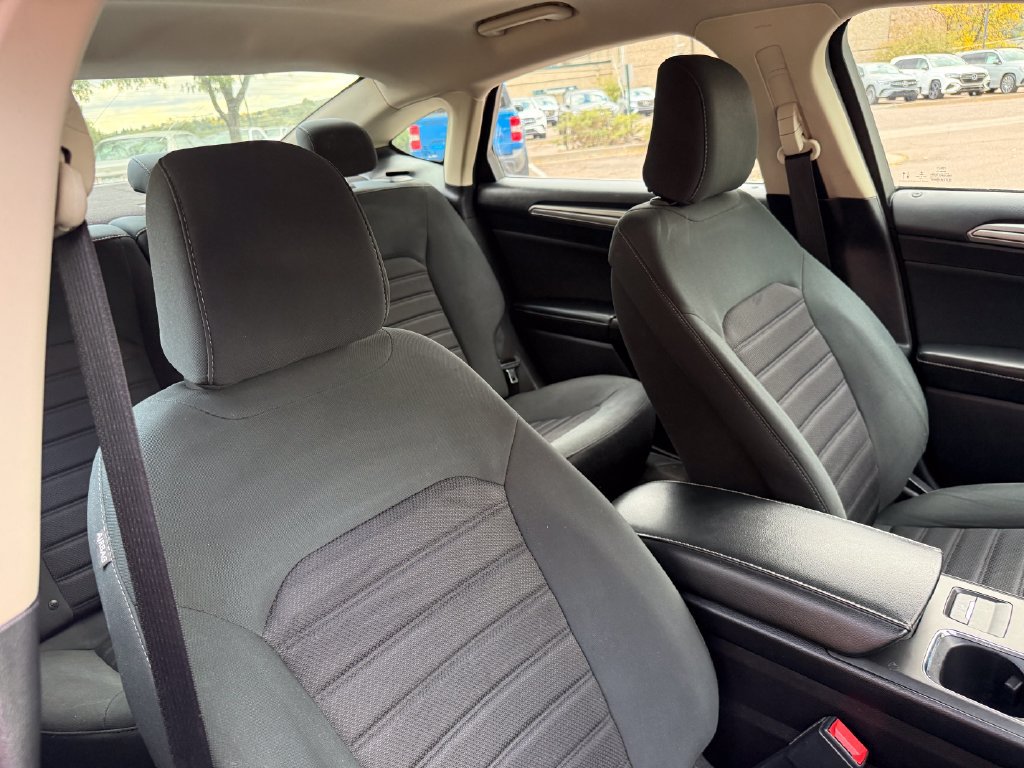 Used 2020 Ford Fusion SE FWD image 29