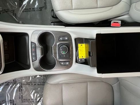 Certified 2023 GMC Acadia SLT image 16