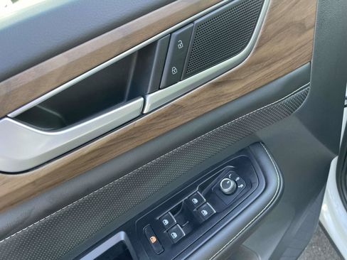 Used 2025 Volkswagen Atlas SE FWD image 21