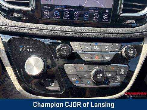 Used 2019 Chrysler Pacifica Limited w/ Tire & Wheel Group FWD image 35