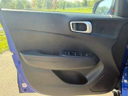 Used 2025 Hyundai Venue SEL FWD image 18