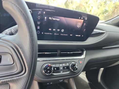 Used 2025 Buick Envista Preferred w/ Convenience II Package image 11