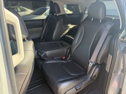Used 2025 Kia Carnival EX FWD image 13