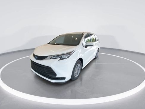 Certified 2024 Toyota Sienna LE AWD/4WD image 4
