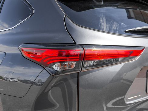 Used 2022 Toyota Highlander LE image 18