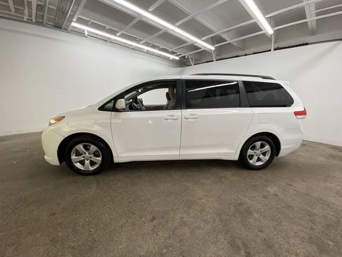Used 2012 Toyota Sienna LE image 3