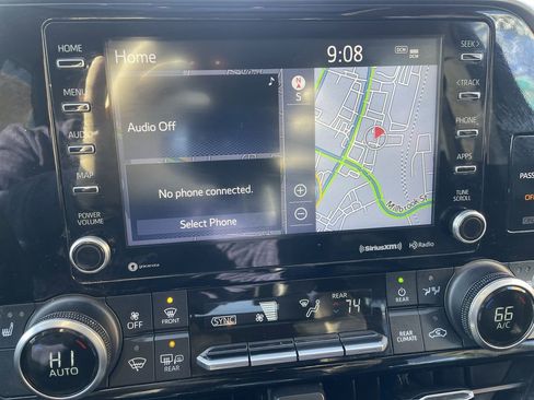 Used 2022 Toyota Highlander XLE image 18