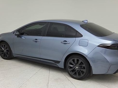 Used 2023 Toyota Corolla SE image 3