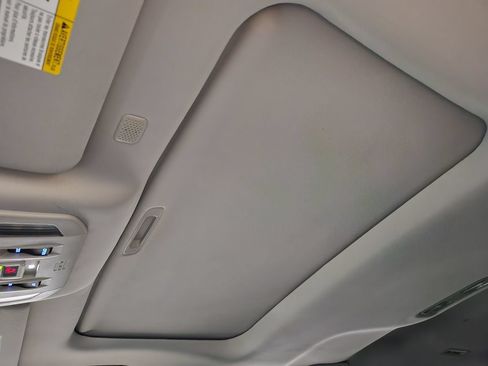 Used 2021 Toyota Highlander XLE FWD image 46