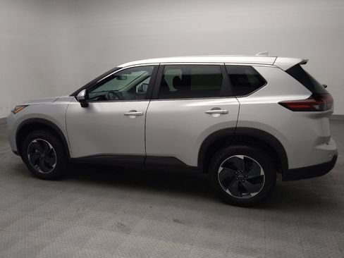 Used 2024 Nissan Rogue SV AWD/4WD image 3