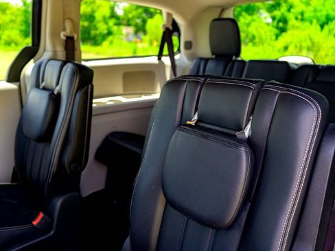 Used 2015 Chrysler Town & Country Touring FWD image 24