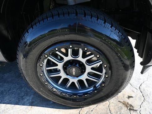 Used 2024 Nissan Titan SV AWD/4WD image 11