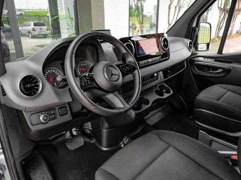 Used 2025 Mercedes-Benz Sprinter 2500 image 3