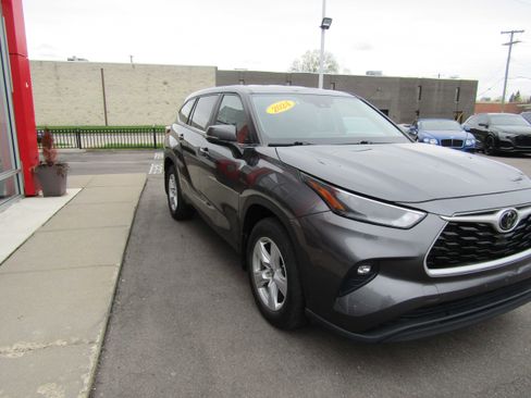 Used 2024 Toyota Highlander LE image 4