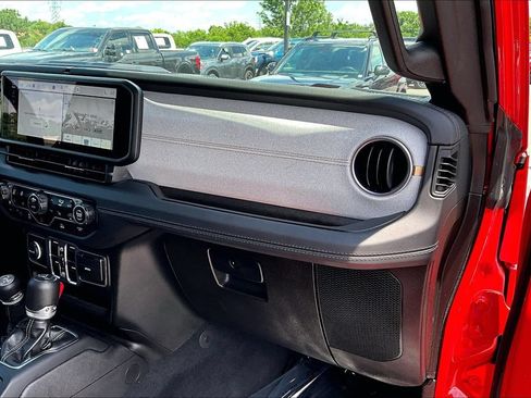 Used 2025 Jeep Wrangler Unlimited Sahara AWD/4WD image 28