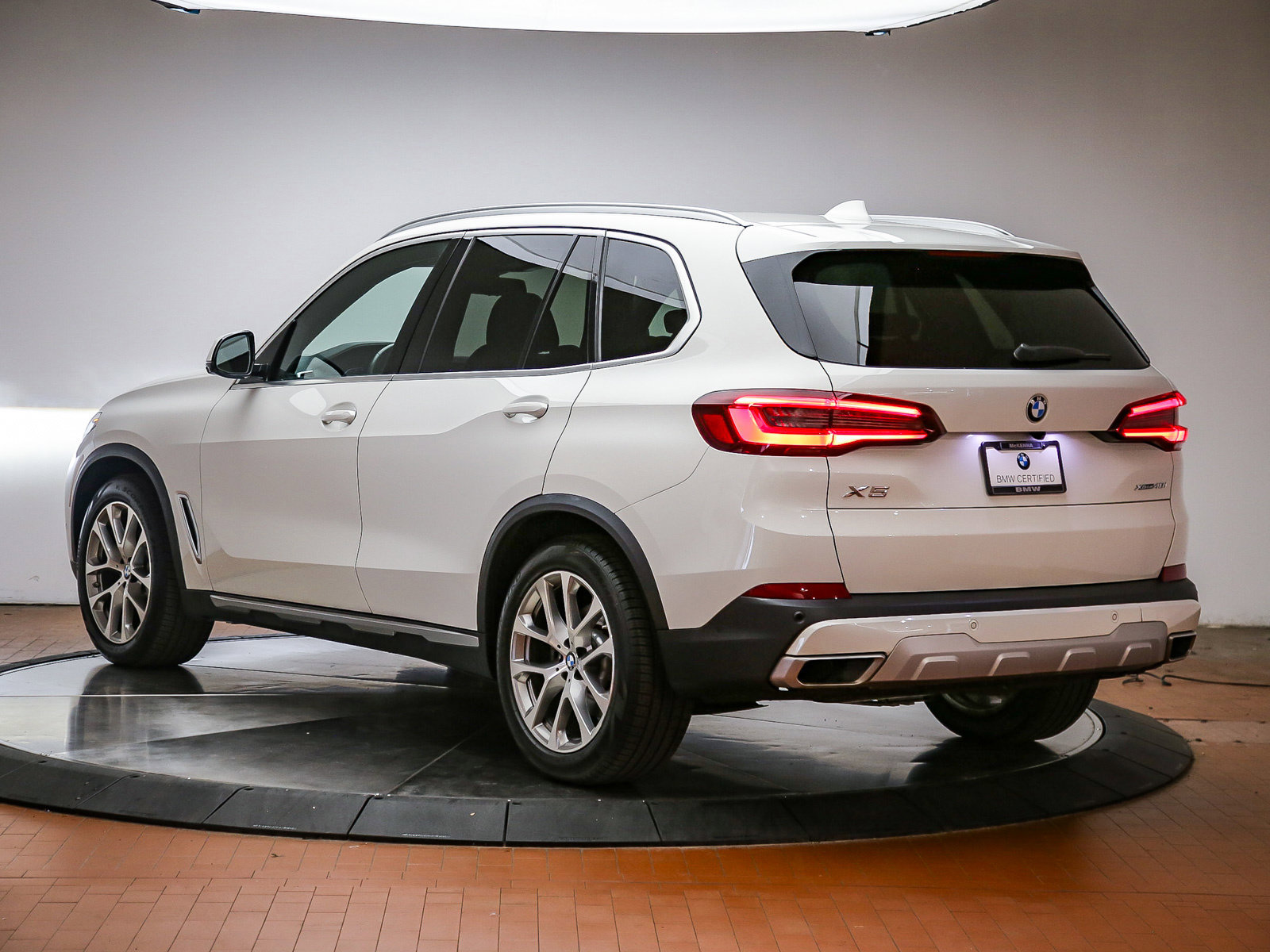Used 2022 BMW X5 xDrive40i w/ Parking Assistance Package AWD/4WD image 2