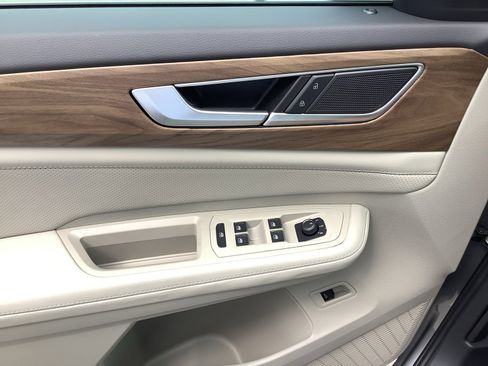 New 2025 Volkswagen Atlas SE FWD image 28