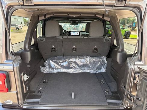 Used 2025 Jeep Wrangler Unlimited Sahara AWD/4WD image 55