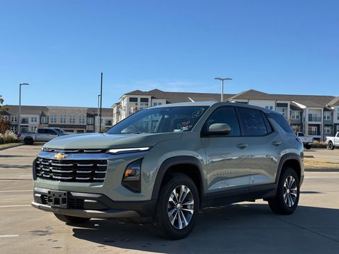 Used 2025 Chevrolet Equinox LT image 3