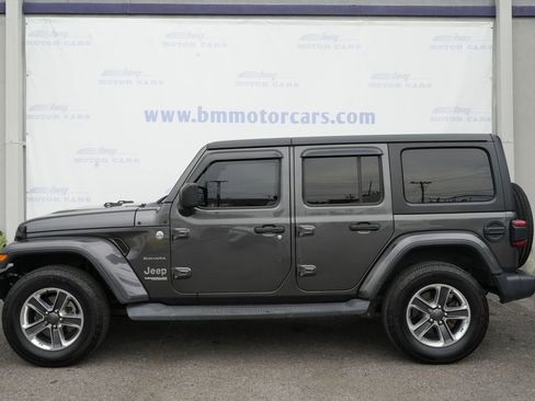 Used 2018 Jeep Wrangler Unlimited Sahara w/ Dual Top Group AWD/4WD image 8