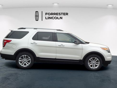 Used 2015 Ford Explorer XLT w/ Equipment Group 202A image 2