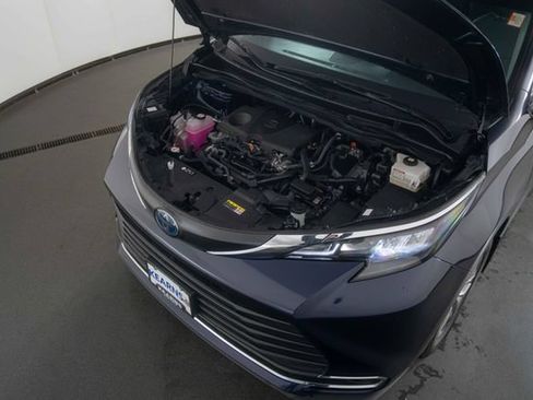 Used 2024 Toyota Sienna XLE FWD image 32