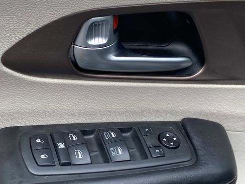 Used 2019 Chrysler Pacifica Touring-L FWD image 26