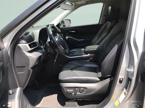 Certified 2024 Toyota Highlander XLE AWD/4WD image 17