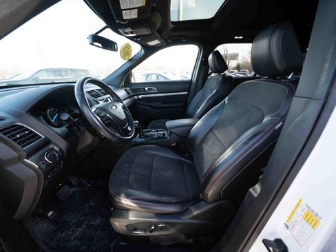 Used 2018 Ford Explorer XLT w/ Equipment Group 202A image 9