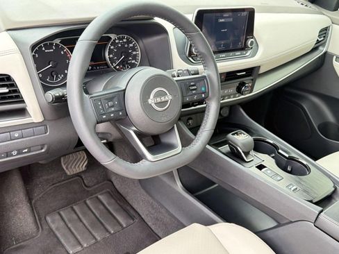Used 2024 Nissan Rogue SV w/ SV Premium Package FWD image 4