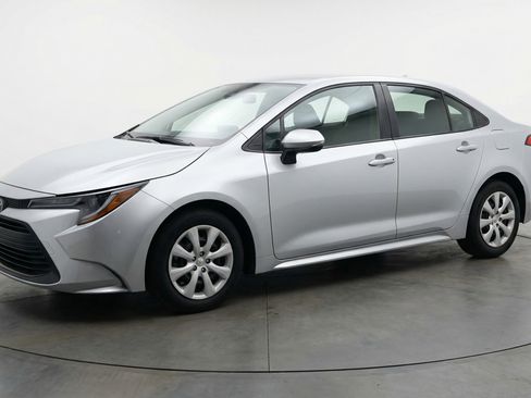 Used 2025 Toyota Corolla LE FWD image 3