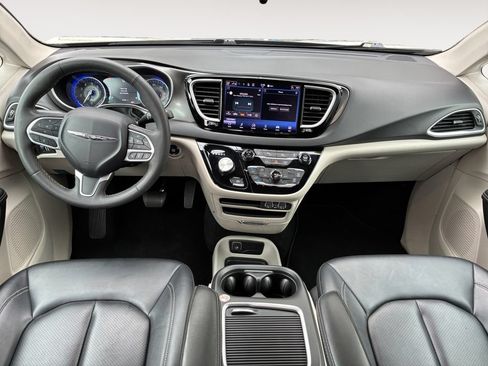 Used 2024 Chrysler Pacifica Touring-L FWD image 10