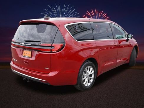 Used 2025 Chrysler Pacifica Select AWD/4WD image 5