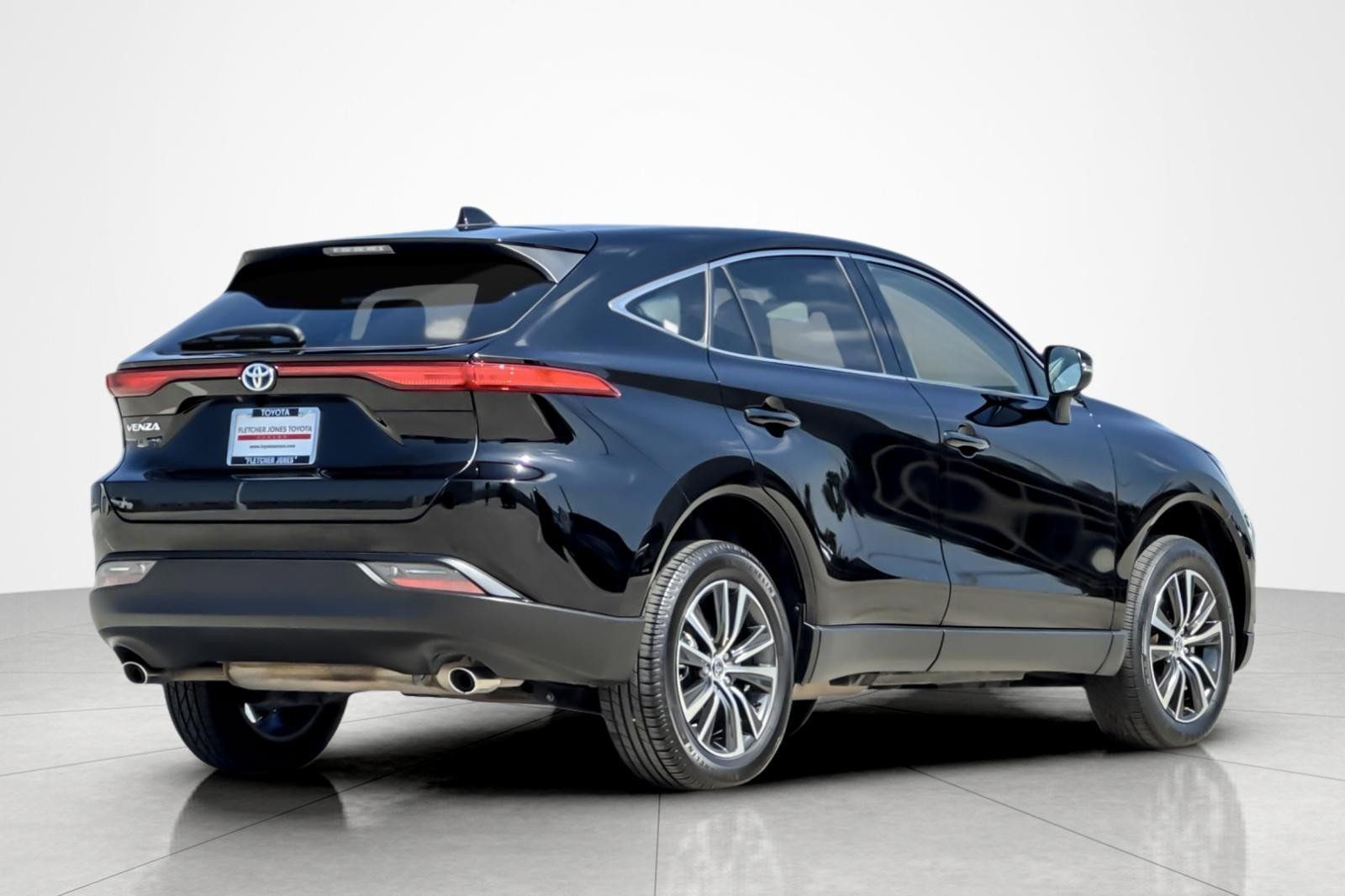 Used 2024 Toyota Venza LE AWD/4WD image 5