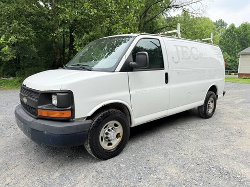 Used 2015 Chevrolet Express 2500 image 1