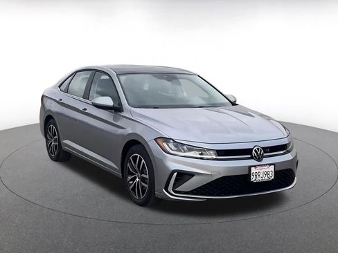 Used 2025 Volkswagen Jetta SE image 3