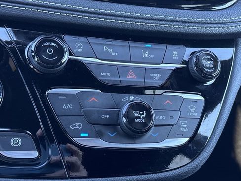 Used 2024 Chrysler Pacifica Touring-L w/ S Appearance Package image 37