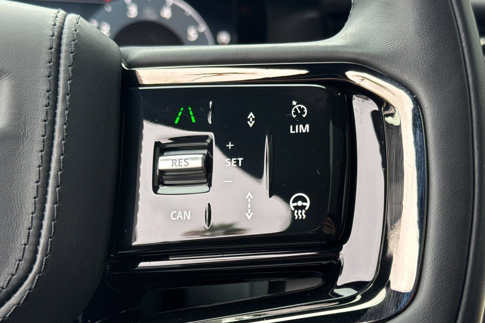 Certified 2026 Land Rover Range Rover Velar Dynamic SE AWD/4WD image 28