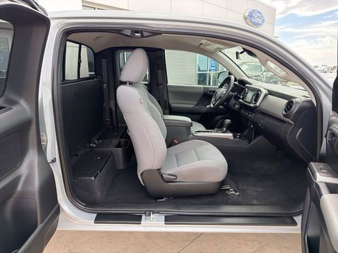 Used 2019 Toyota Tacoma SR5 w/ SR5 Appearance Package (SM) AWD/4WD image 20