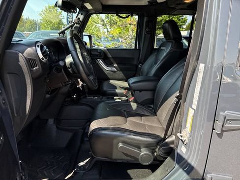 Used 2016 Jeep Wrangler Unlimited Sahara w/ Connectivity Group AWD/4WD image 15
