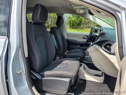 Used 2023 Chrysler Voyager LX FWD image 32
