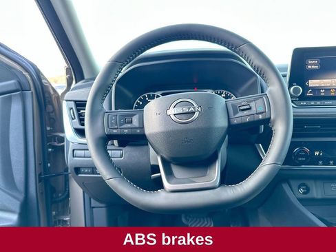 Used 2025 Nissan Rogue SV image 28