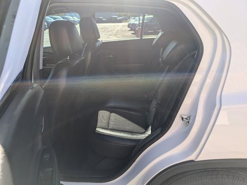 Used 2020 Chevrolet Trax LT w/ LT Convenience Package image 10