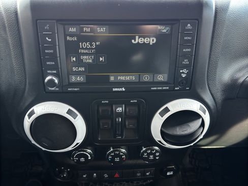 Used 2014 Jeep Wrangler Unlimited Sahara image 23