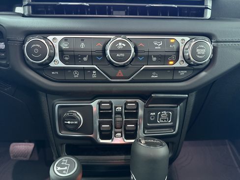 New 2025 Jeep Gladiator Sport image 21