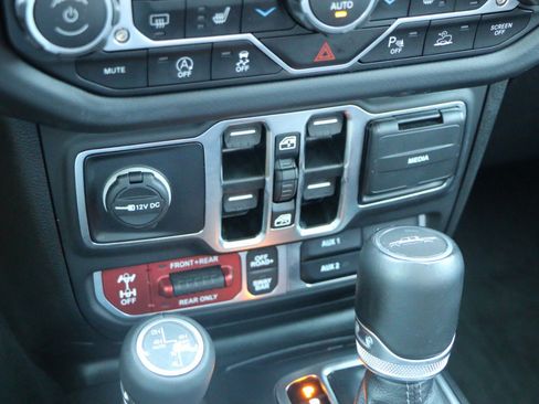 Used 2025 Jeep Gladiator Rubicon AWD/4WD image 22